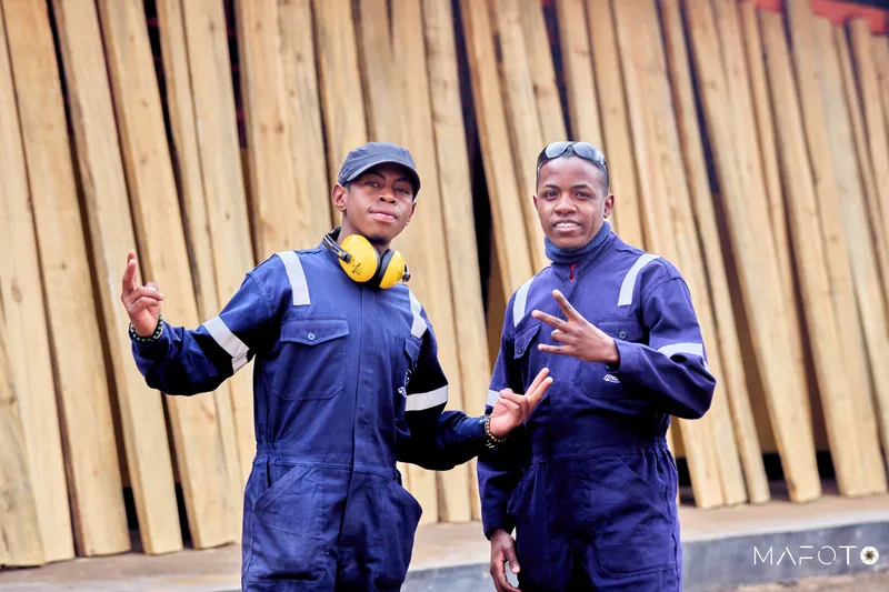 Portrait de deux opérateurs, site industriel.