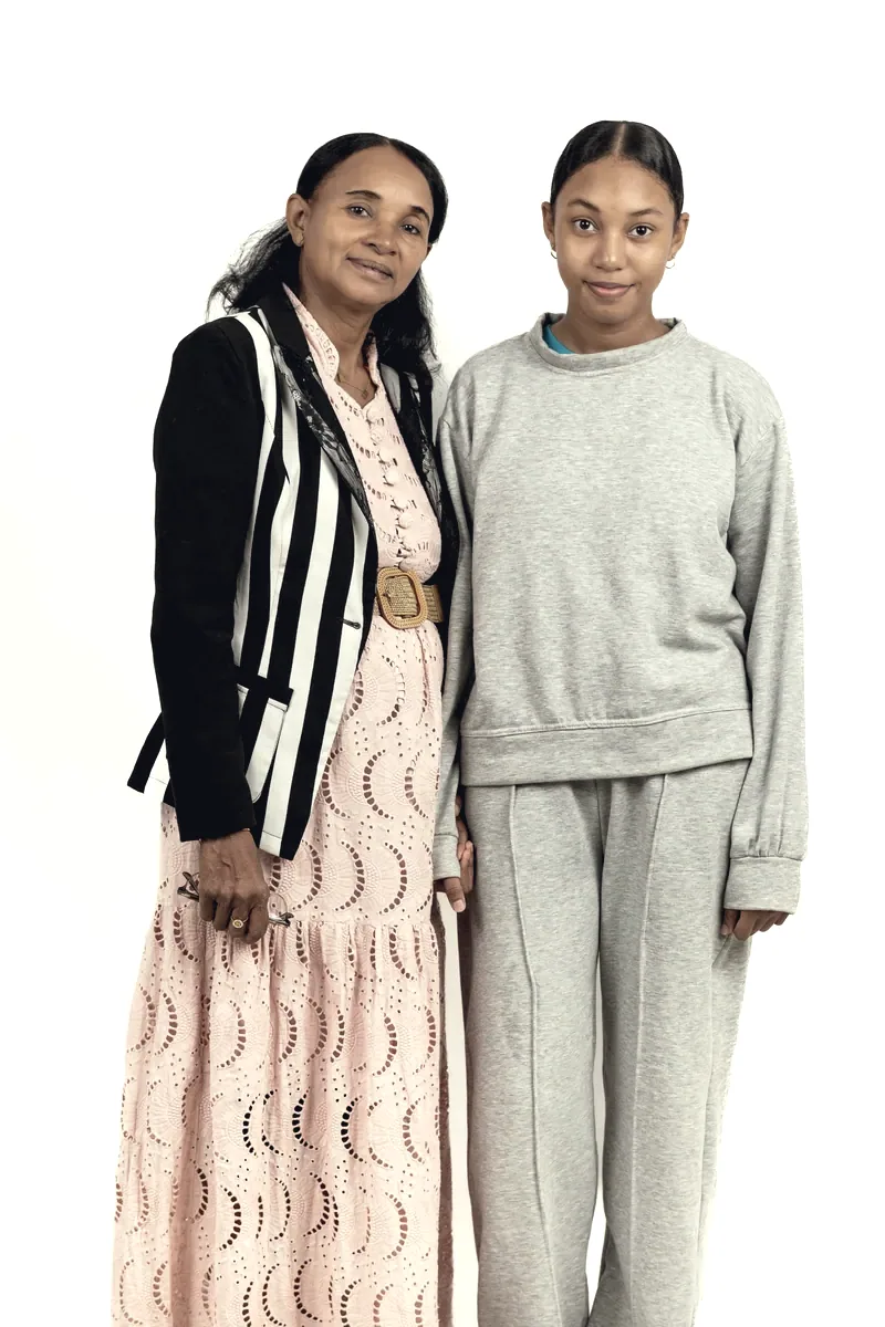 Portrait de deux femmes, fond blanc.