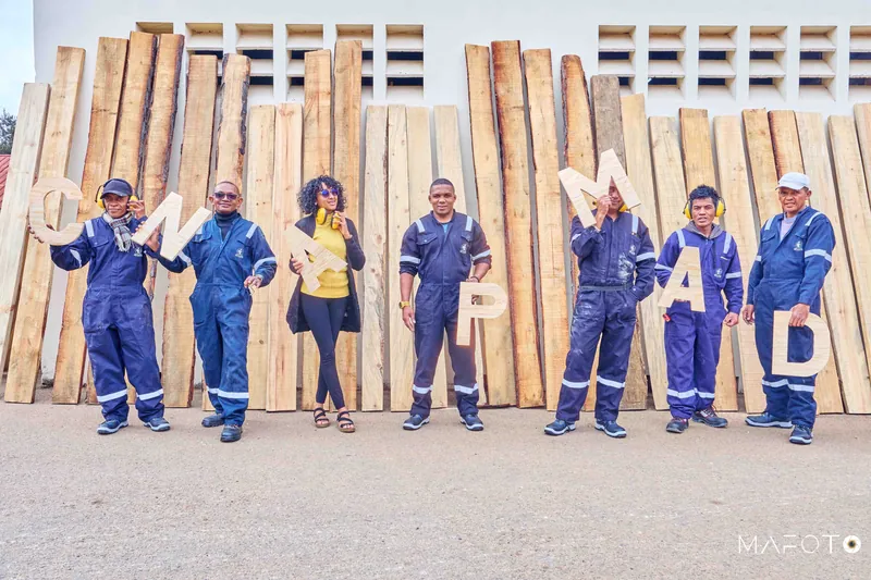 Photo de groupe, atelier de production.