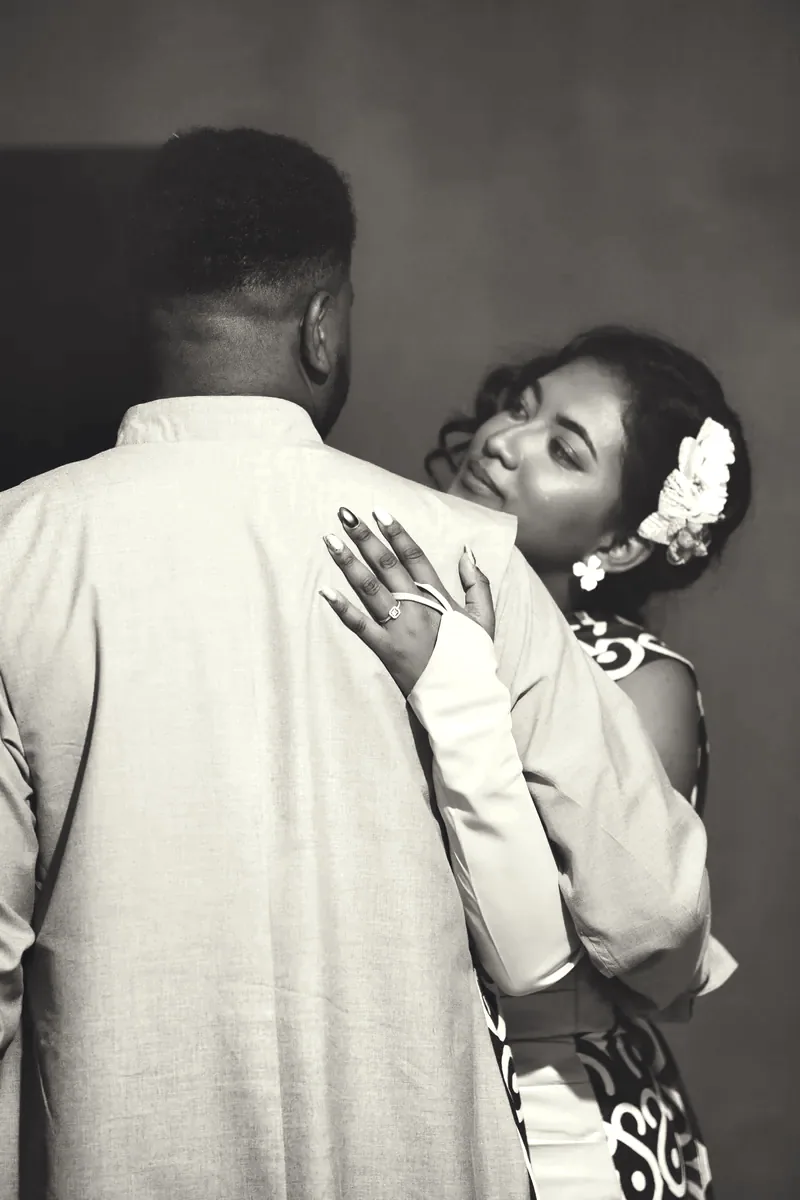 Couple, instant de tendresse en monochrome.