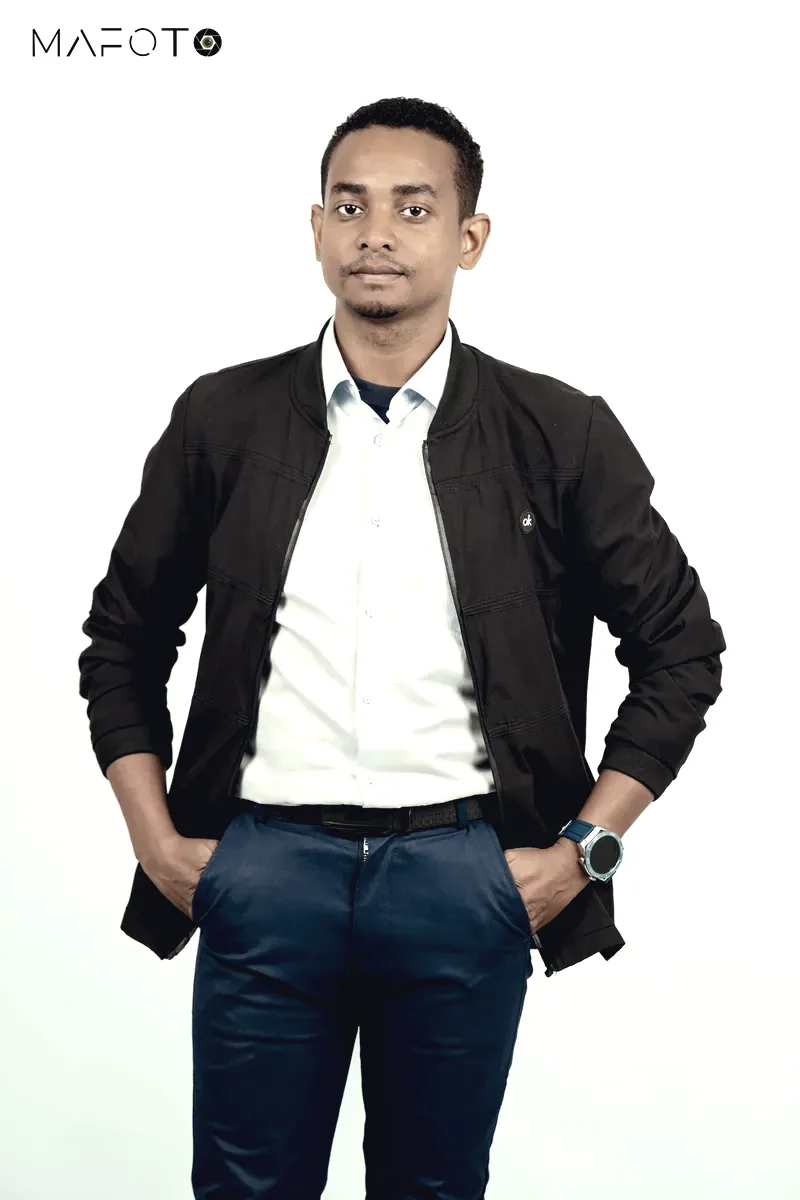 Portrait homme, veste sombre, fond blanc.