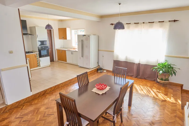 Intérieur meublé, mise en scène habitée.