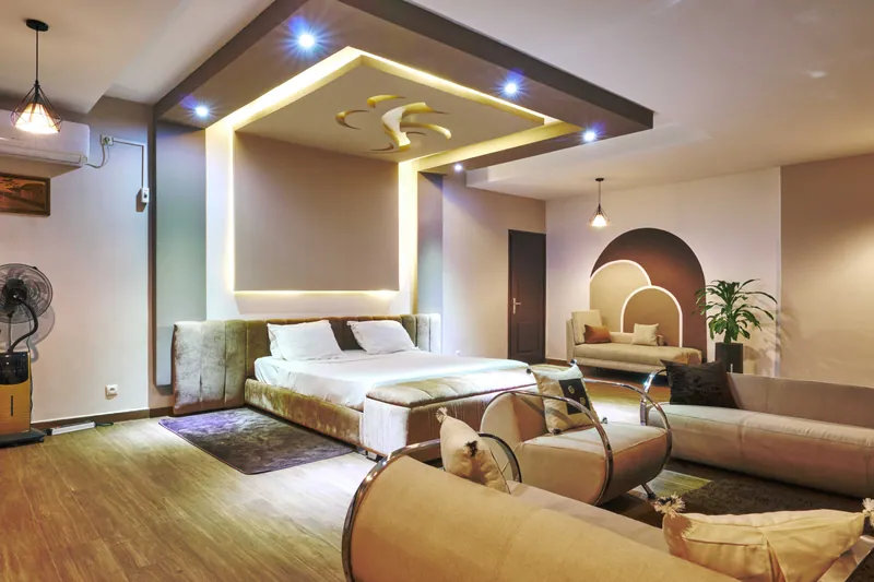 Chambre d'hôtel, éclairage architectural.