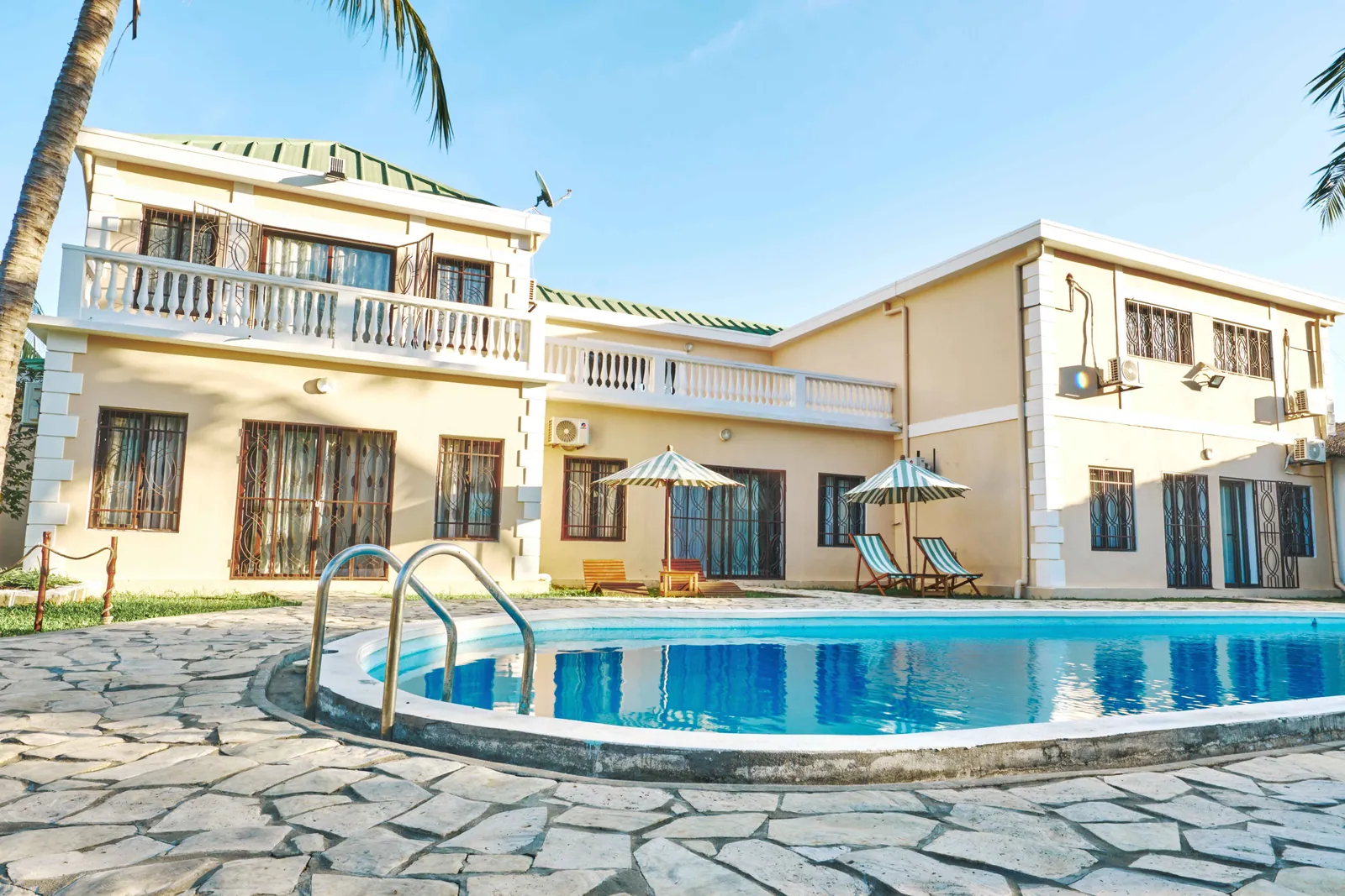 Villa & Piscine — Immobilier