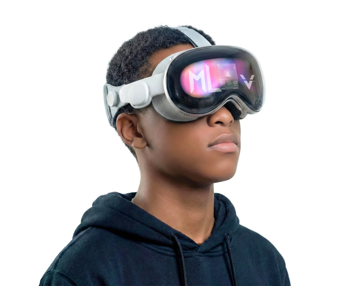 Maël portant un casque de réalité mixte