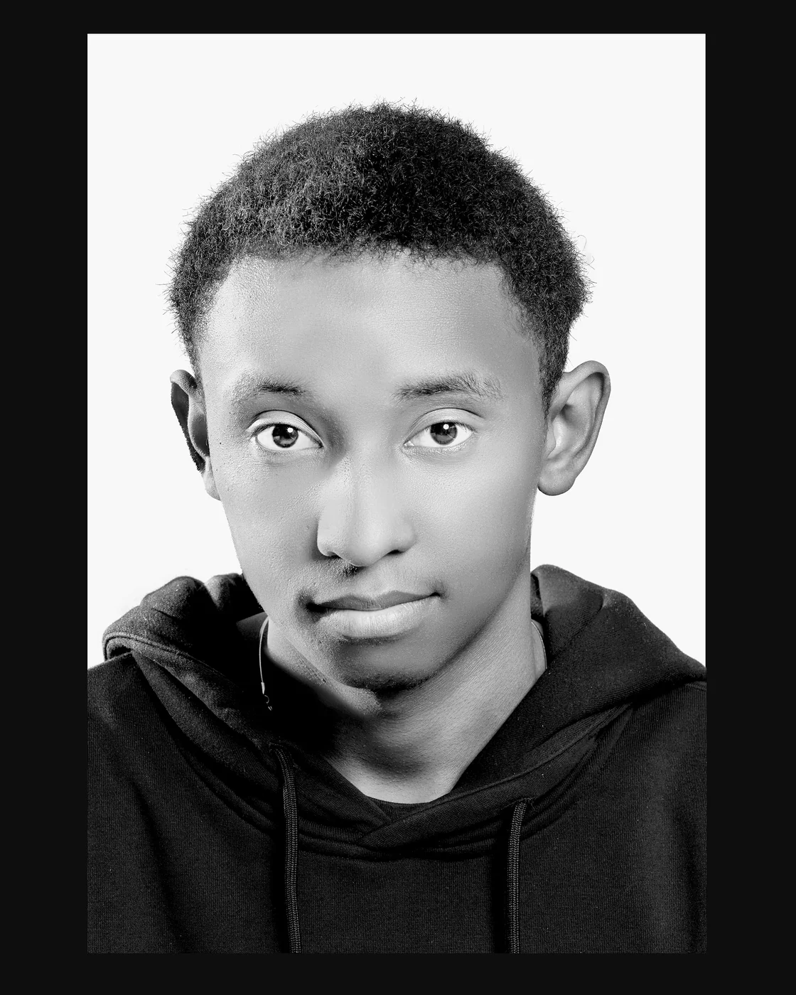 Maël, portrait studio en noir et blanc